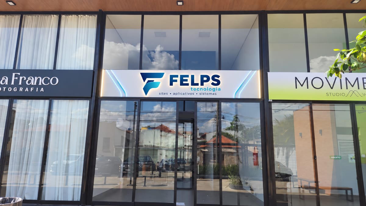Fachada da FELPS Tecnologia com o letreiro iluminado da marca.